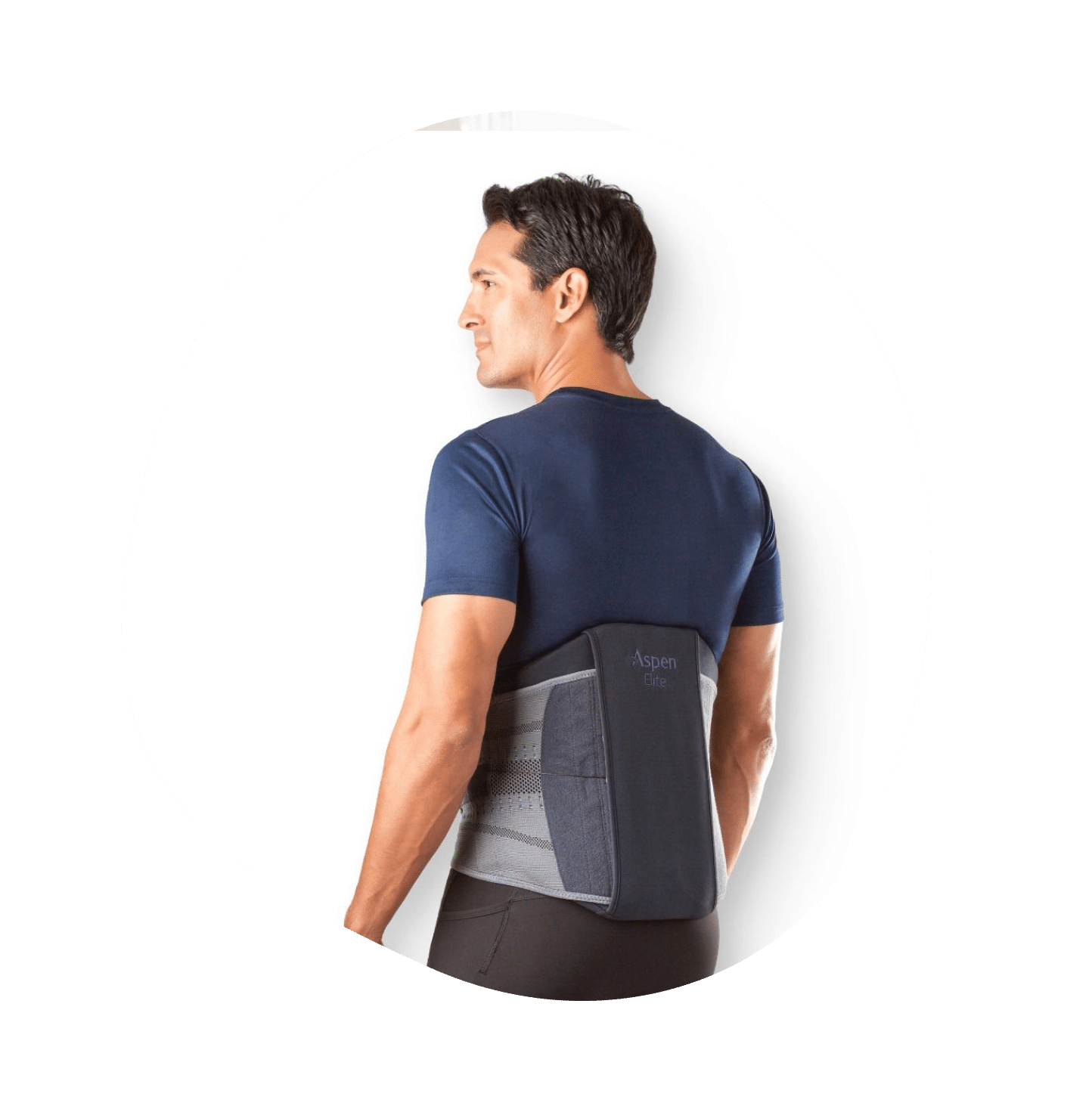 Mann trägt Rückenstütze von Aspen.