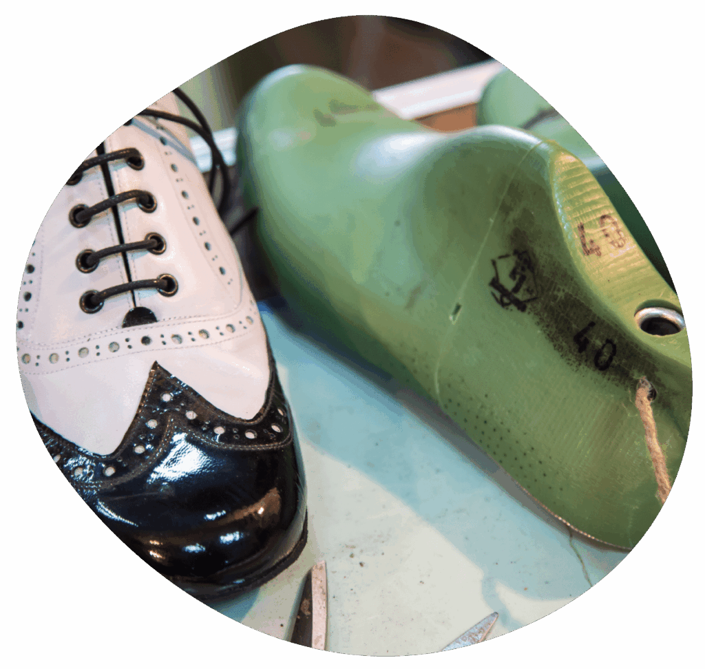 Schuh und Leisten in Werkstatt