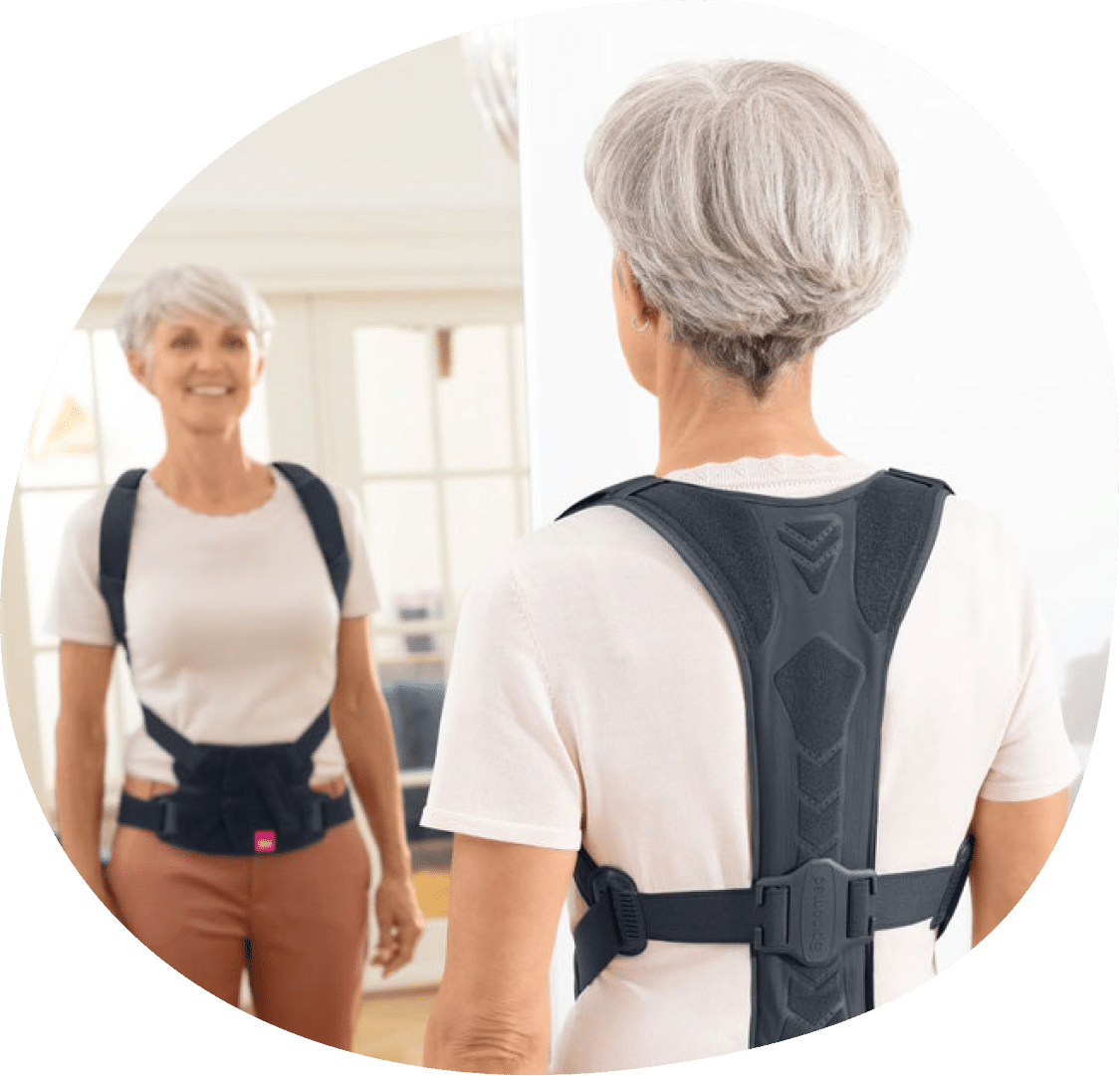 Frau trägt eine Rückenstütze.