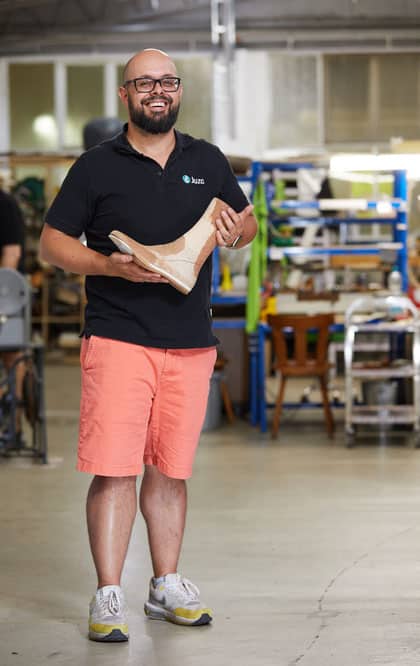 Mann hält einen Schuh in der Hand