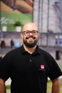 Mann mit schwarzem Polo-Shirt.