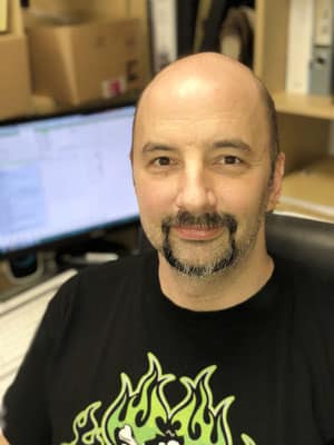 Mann mit schwarzem T-Shirt und Computer